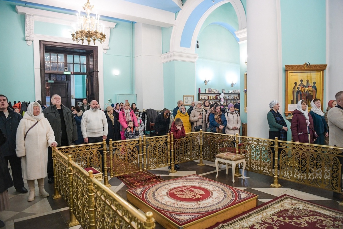    Великую Рождественскую вечерню отслужили в соборе Александра Невского. Фото: «Республика»/Оксана Кудряшова