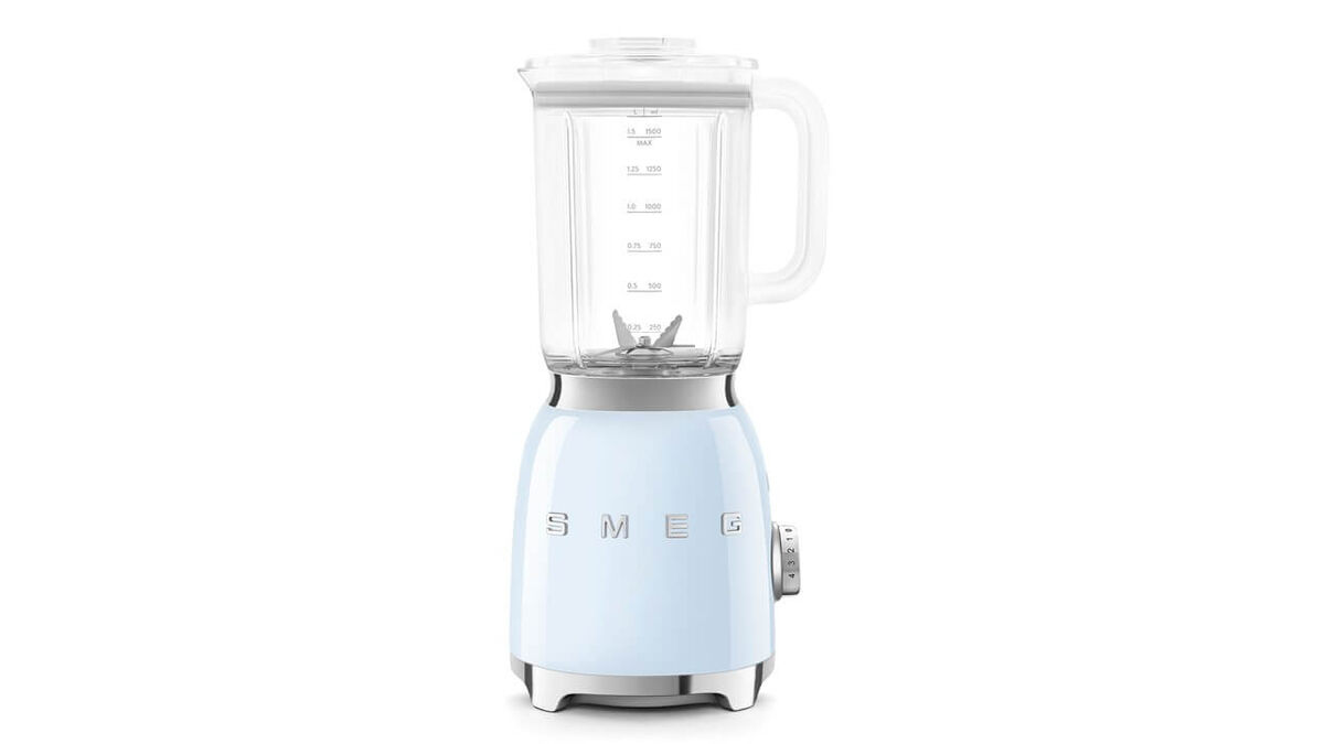 Блендер Pastel blue Table Blender от Smeg, в производстве которого использовали тритан. © smeg.com