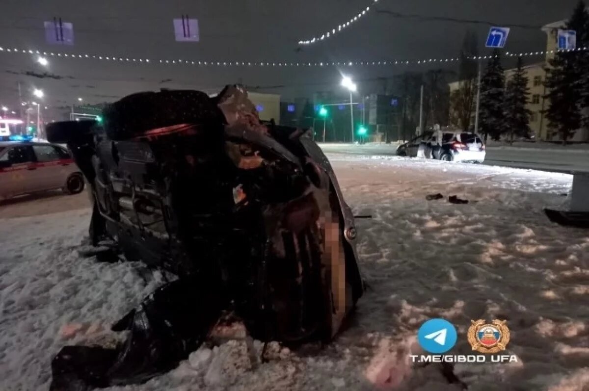    Пьяный водитель без прав в Уфе врезался в столб, пострадали двое