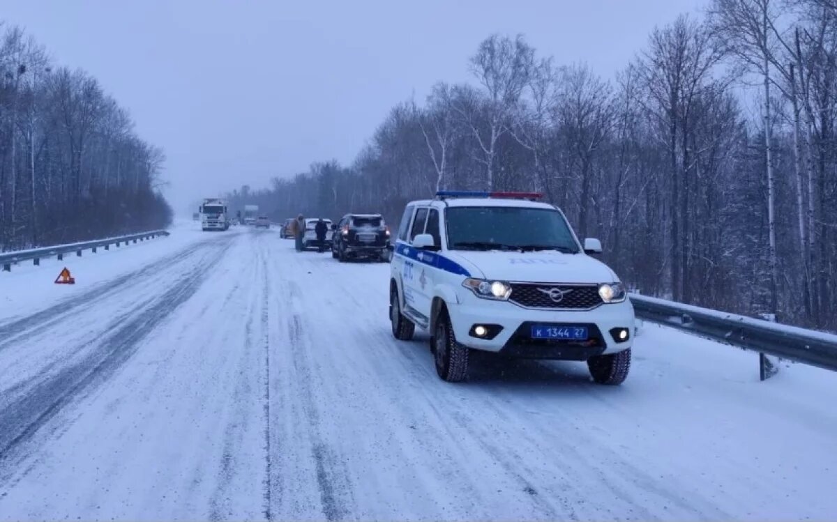    Четыре легковушки и две фуры столкнулись в массовом ДТП в Хабаровском крае