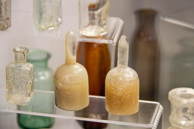   Пресс-служба ЮУрГУ / Бутыльки с неизвестной вакциной выставили в музее ЮУрГУ