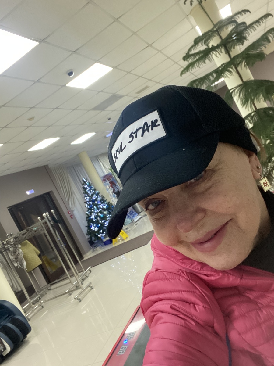 Меж двух елок