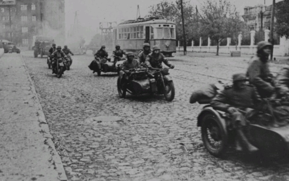 Немецкие мотоциклисты в Мариуполе. Октябрь 1945 г. Фотография с сайта warspot.ru.