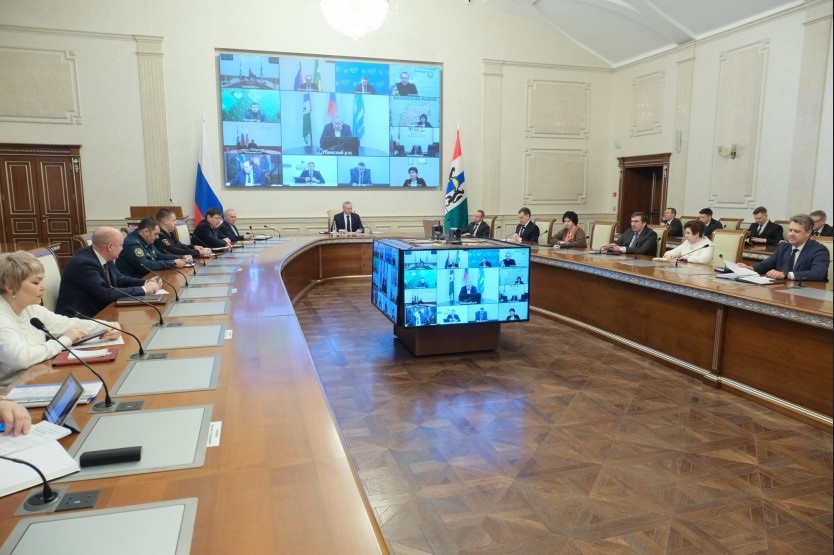    На совещании. Фотография пресс-службы правительства Новосибирской области