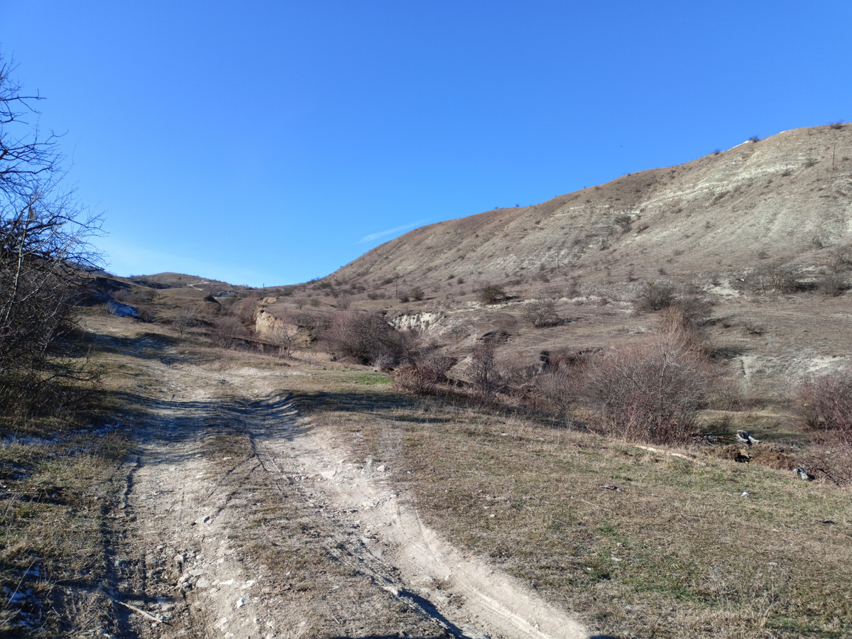 Фото автора: просёлочная дорога в горах (Дагестан, январь 2024)