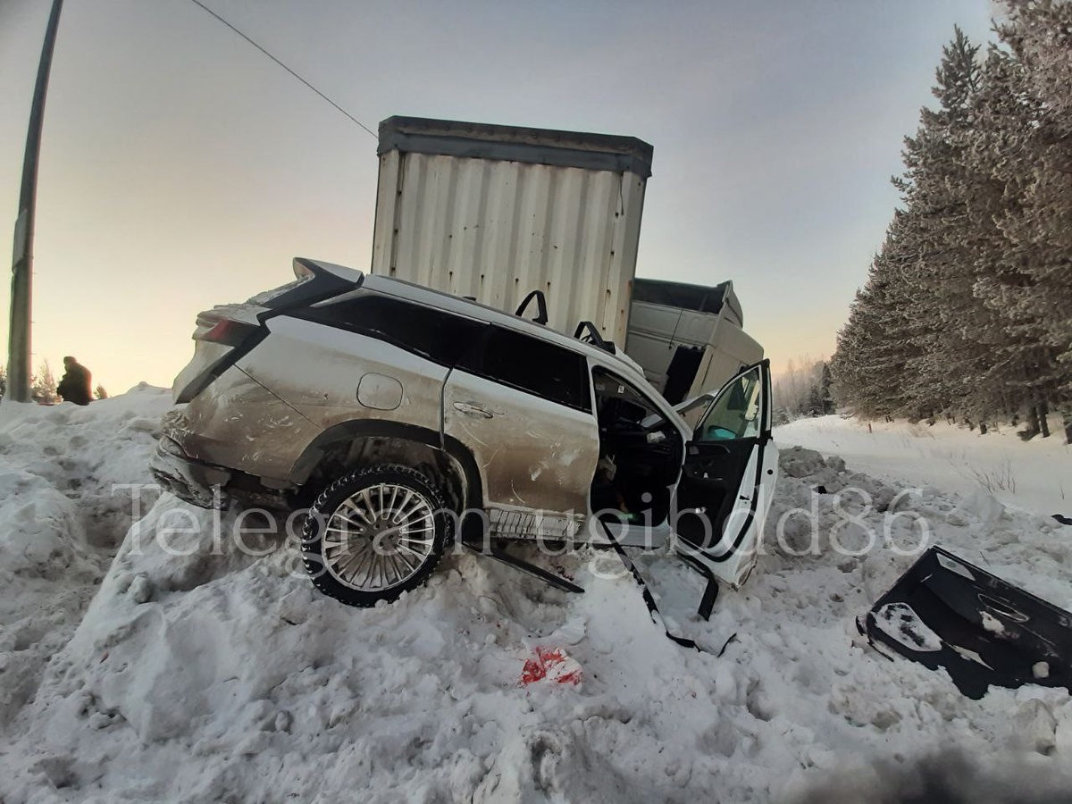    Под Нефтеюганском кроссовер попал под фуру, погибло 2 человека