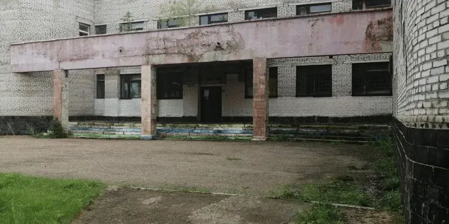 © С. Н. Федорова / ФКУ «Цифровая культура» / culture.ru (Здание бывшего рудоуправления «Забгок», в котором с 1997 г. располагался Новокижингинский сельский дом культуры. Ермаковское месторождение расположено в 7 км от с. Новокижингинск) 