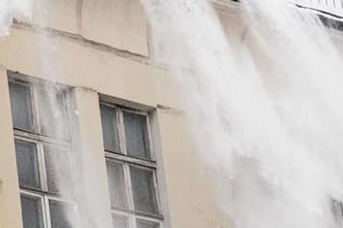    В Надыме возникли сложности с очисткой крыш от снега