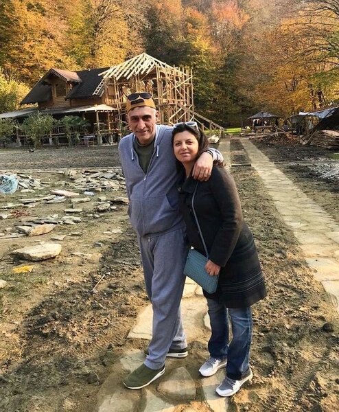 Пара воспитывает троих общих детей: дочерей Марьяну, Маро и сына Баграта