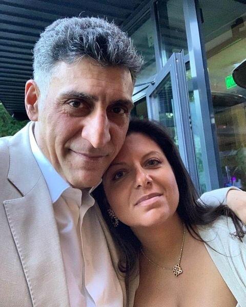 Супруга режиссера практически не отходит от него