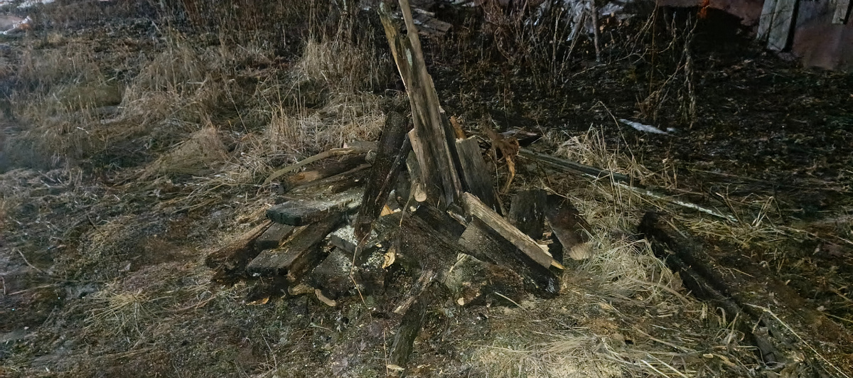 За полчаса в темноте накрошила остатков забора 