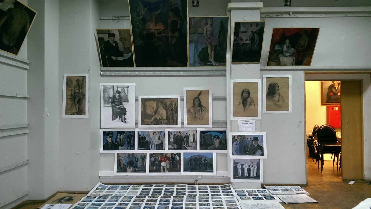 фото с развески (просмотр работ курса живописи)