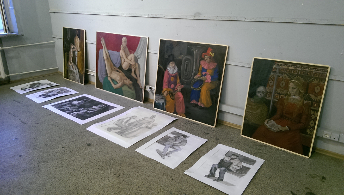 фото с развески (просмотр работ курса живописи)