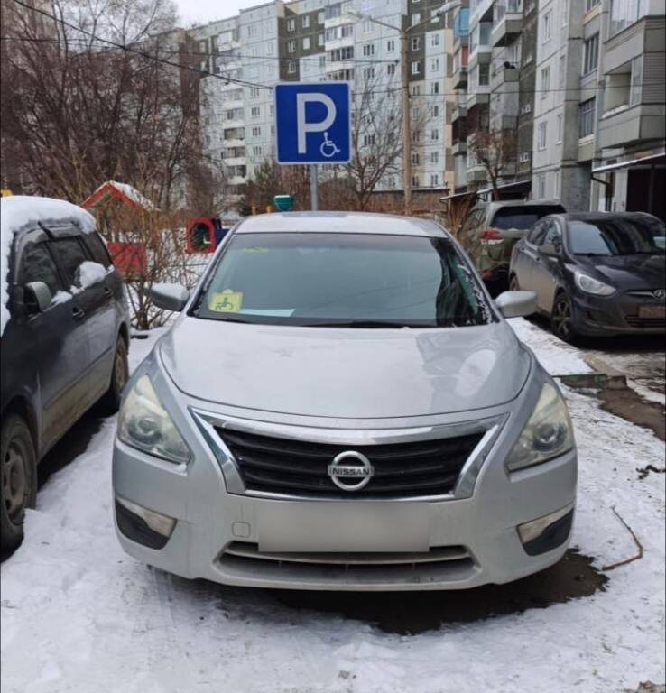     Во дворе многоэтажки на Воронова в Красноярске сделали парковку для маломобильных жителей дома
