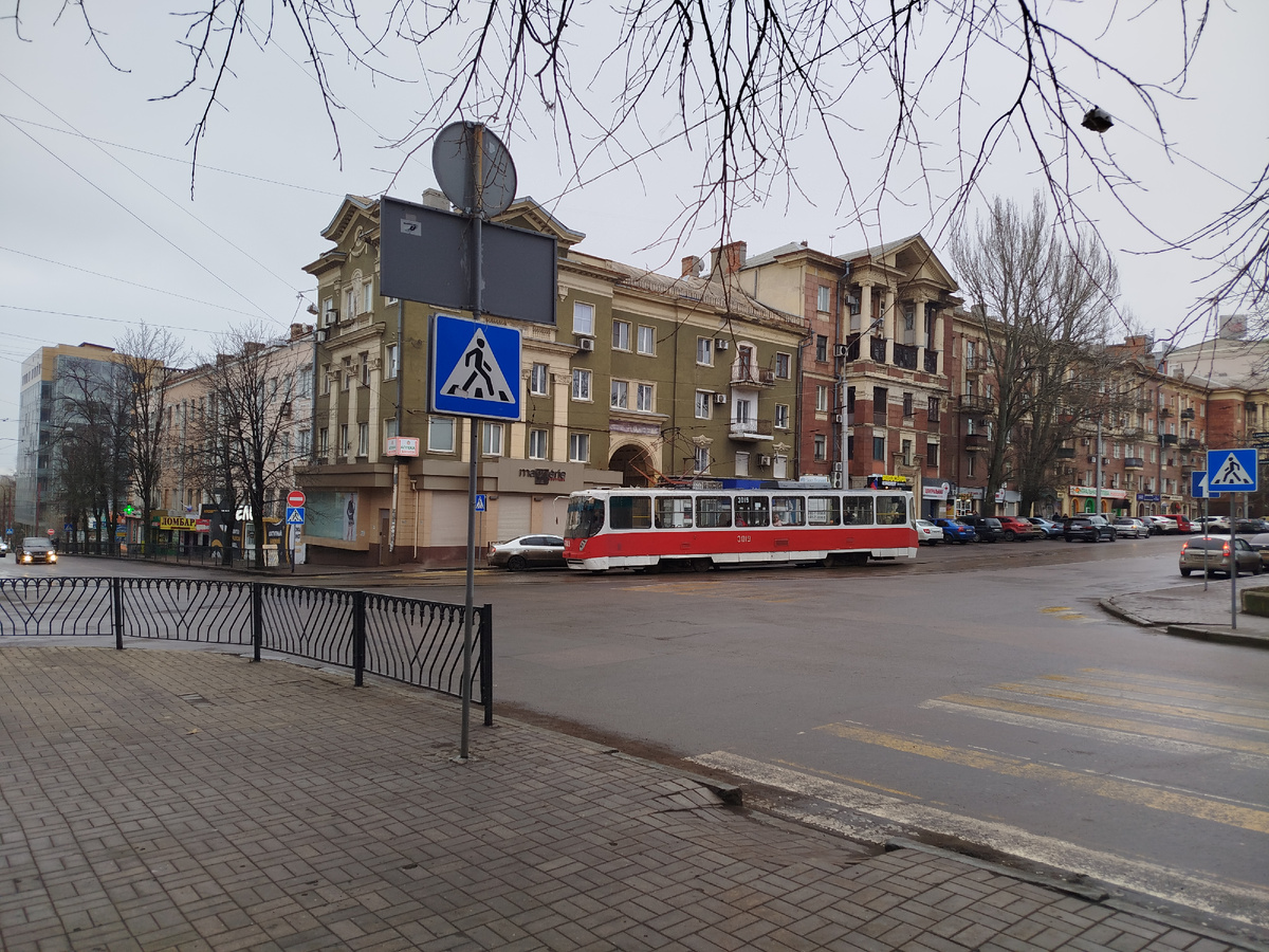 Поворот трамвайчика возле площади имени Ленина.