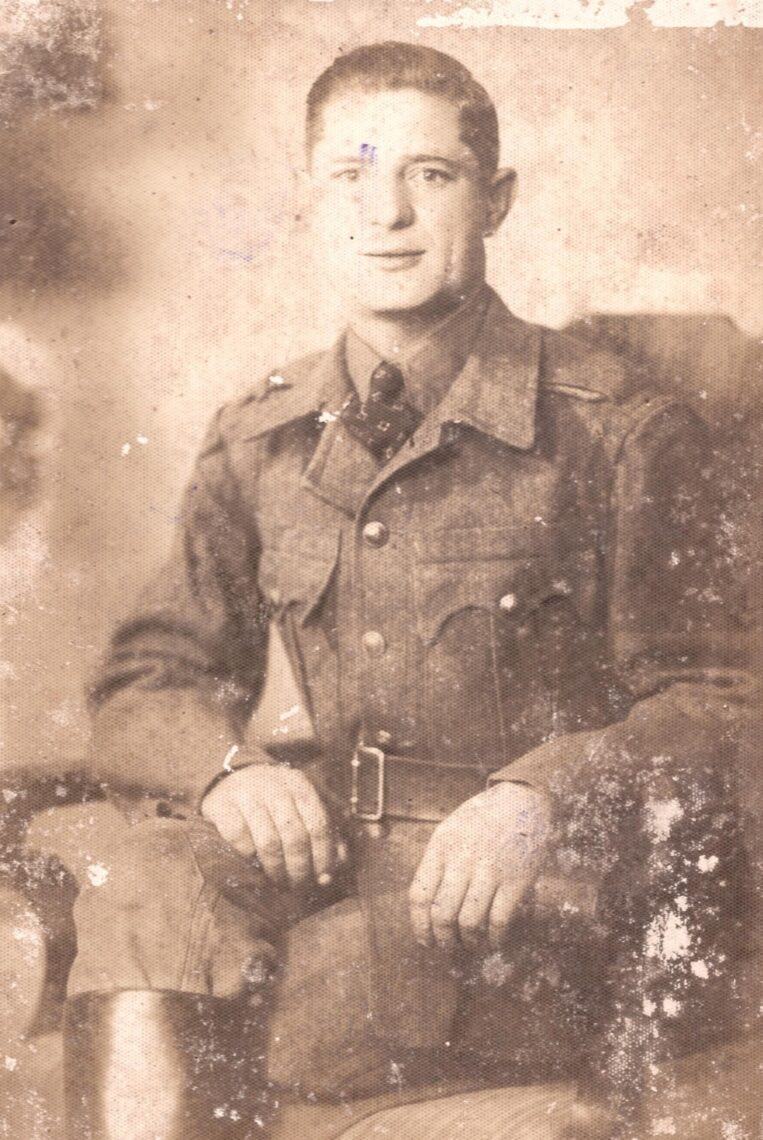 Эту  фотокарточку Яков подарил когда-то Александре. Теперь пожелтевший от  времени снимок — единственная память, оставшаяся у их дочери об отце.