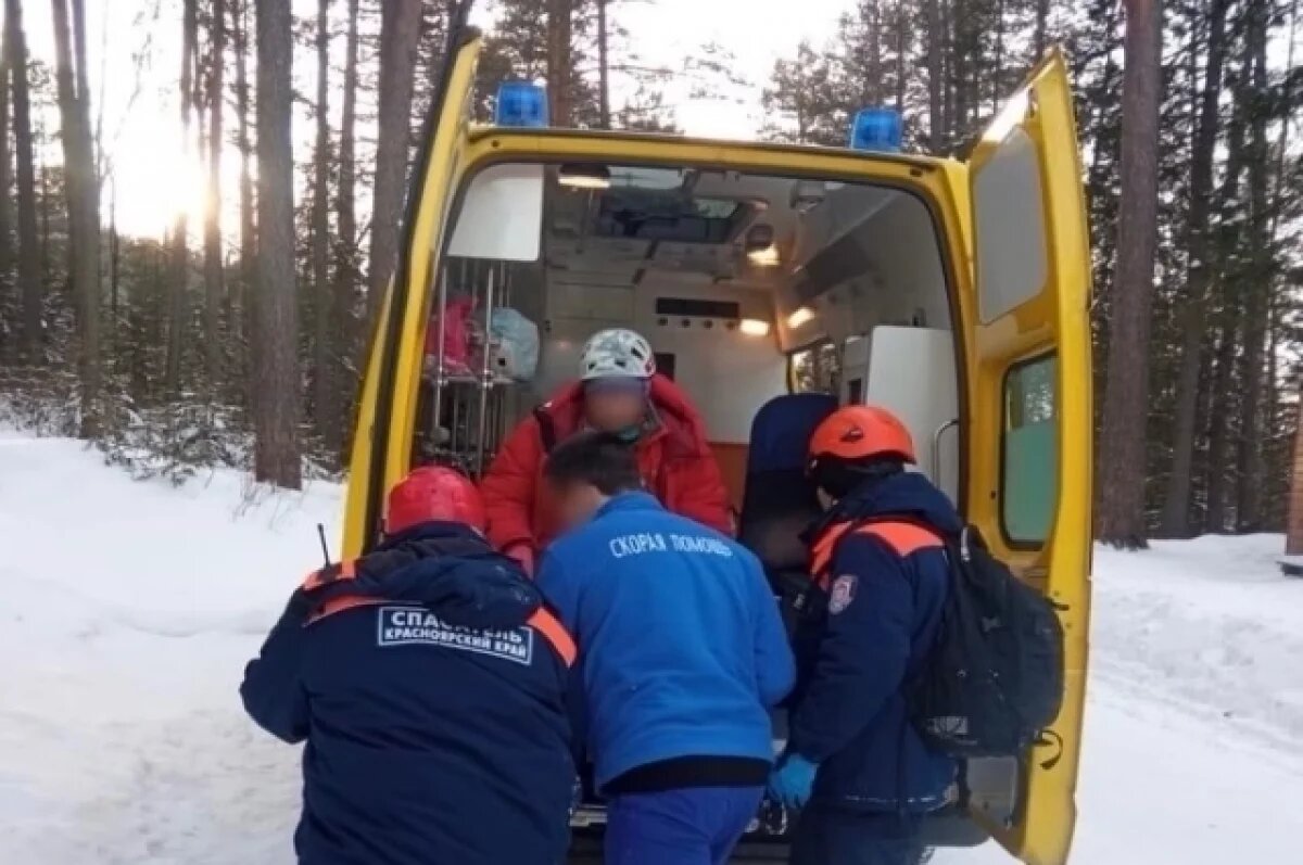    Девушку спасли и передали медикам.