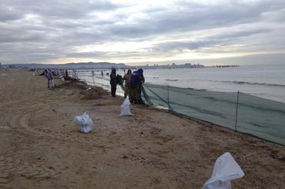    С пляжей Темрюкского района и Анапы убрали более 139 тысяч тонн мазута