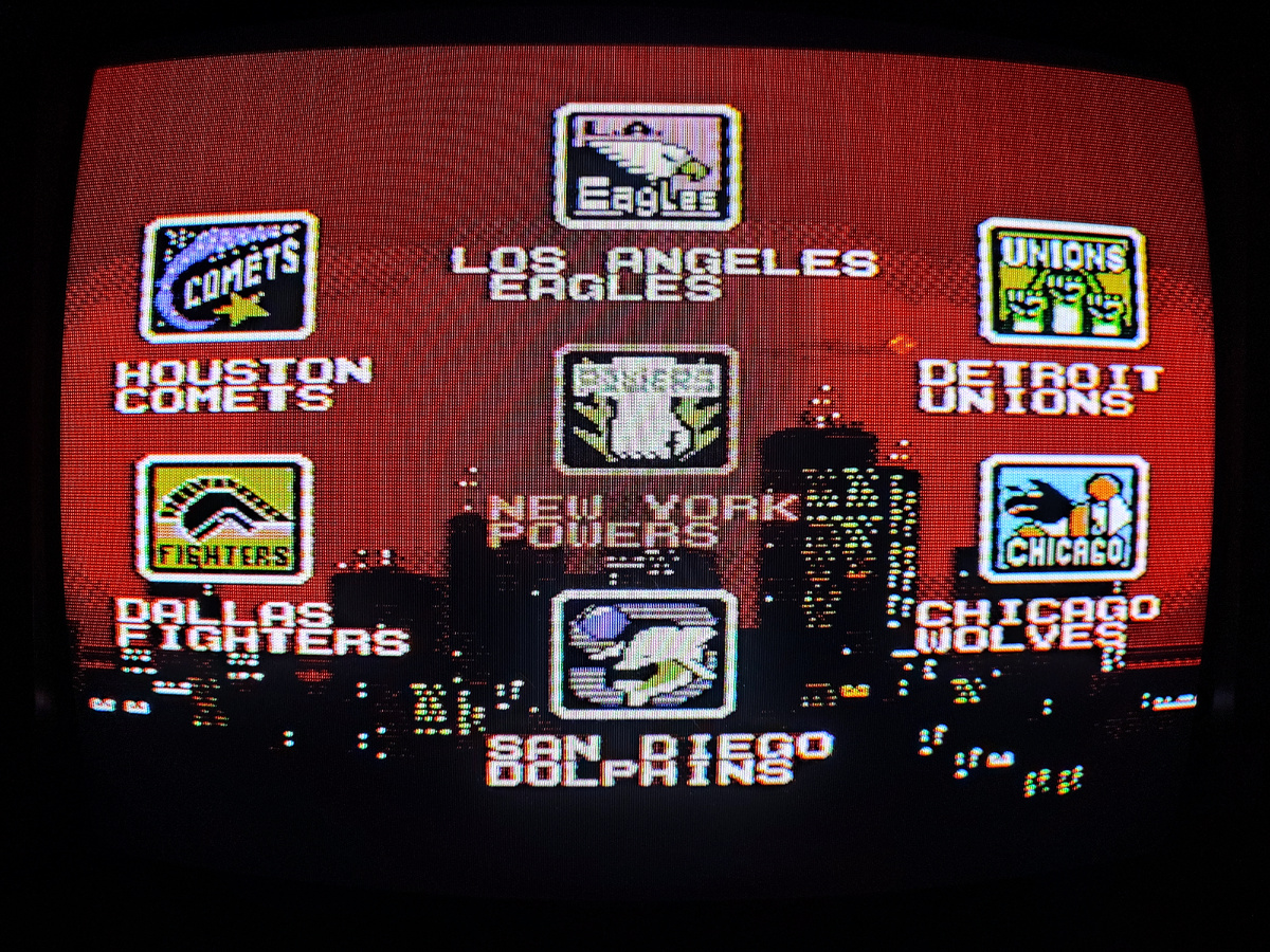 Фото сделаны мной. На фото игра "Taito Basketball". Оригинал игры "Ultimate Basketball" был разработан Aicom и издан American Sammy. в 1990г. для NES. Фото демонстрирует начальную заставку игры, а так же общий визуальный фон игры. Подробнее об этом рассказано в статье. Все материалы принадлежат правообладателям и размещены исключительно в информационных целях.