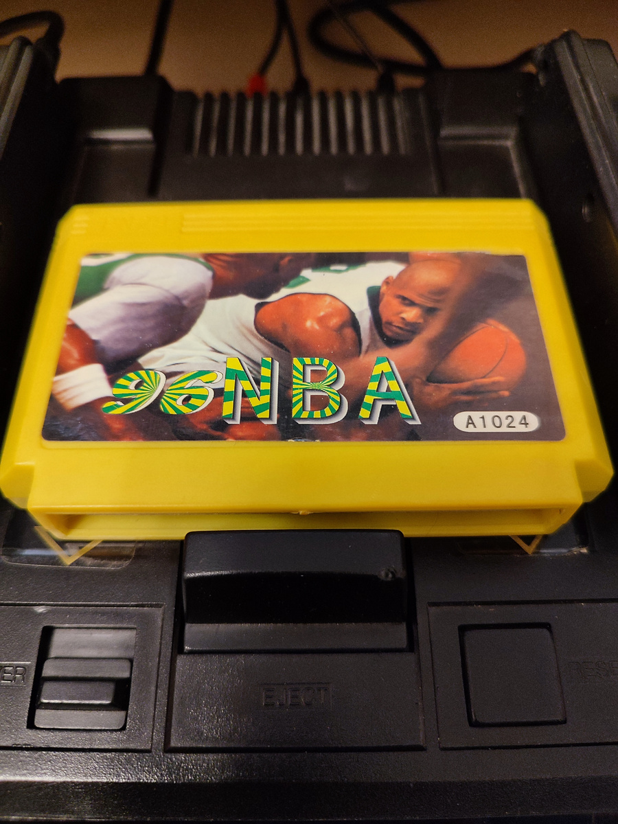 Фото сделаны мной. На фото игра "Taito Basketball". Оригинал игры "Ultimate Basketball" был разработан Aicom и издан American Sammy. в 1990г. для NES. Фото демонстрирует начальную заставку игры, а так же общий визуальный фон игры. Подробнее об этом рассказано в статье. Все материалы принадлежат правообладателям и размещены исключительно в информационных целях.