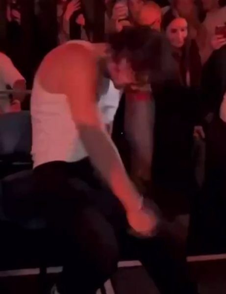    Певец еле держался на ногах, фото: дзен.ру