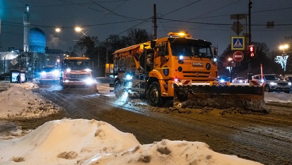    Петербург. Машины чистят проезжую часть улицы в Петроградском районе. Иллюстрация. Автор фото: Тихонов Михаил