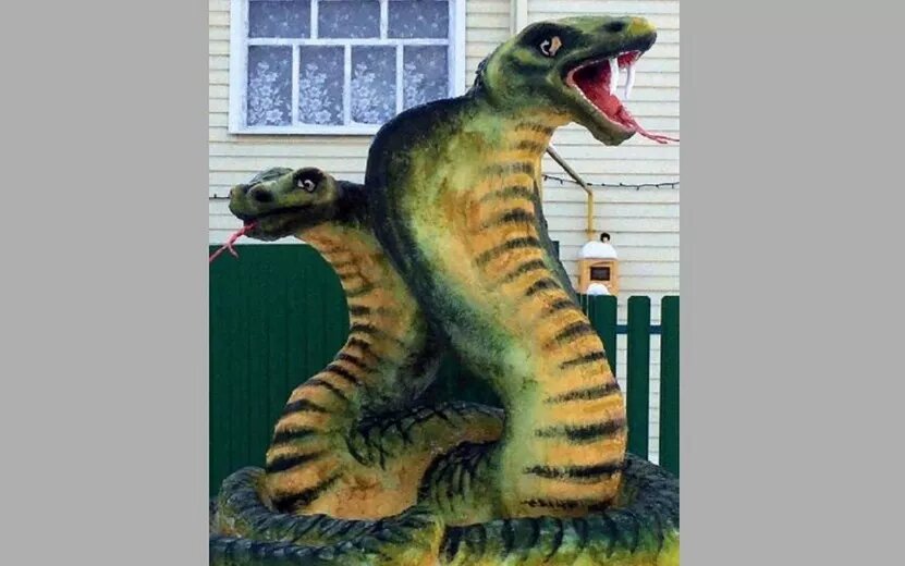    Фотофакт: жительница Удмуртии создала фигуры змей из снега