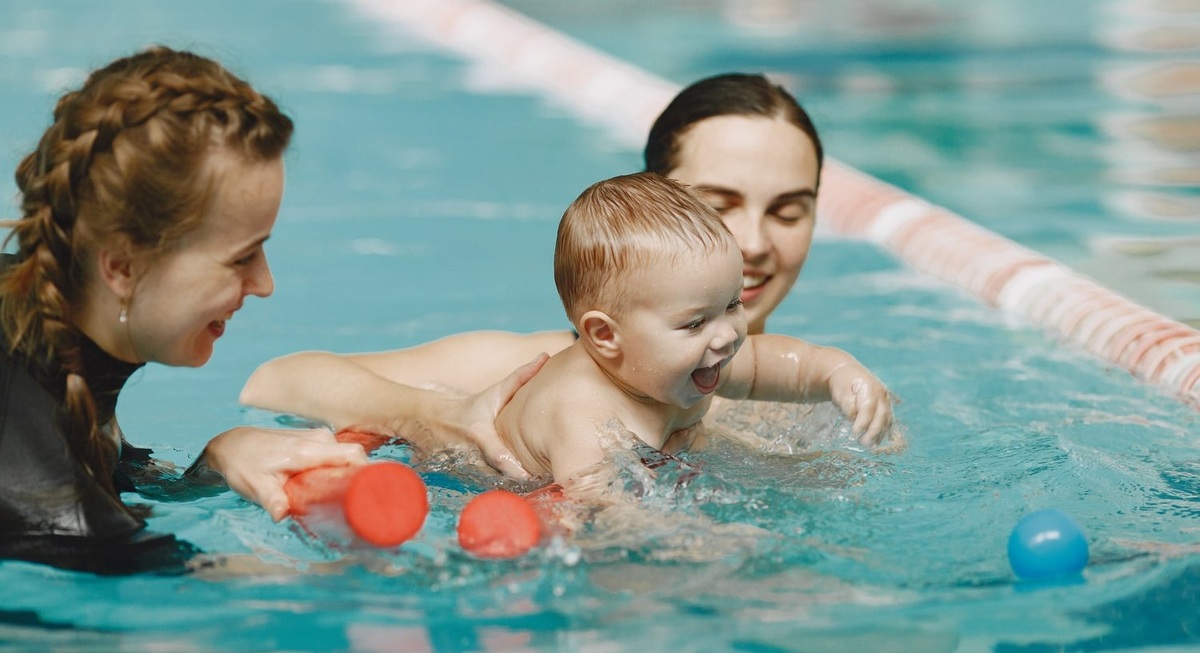 Малыш и бассейн. Польза плавания