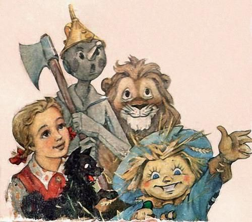 Страшила, Железный Дровосек и Трусливый Лев очень похожи на персонажей иллюстраций Владимира Владимировского, с учётом внешности актёров. Тотошка же — не маленький чёрный пёс, а джек-рассел-терьер.