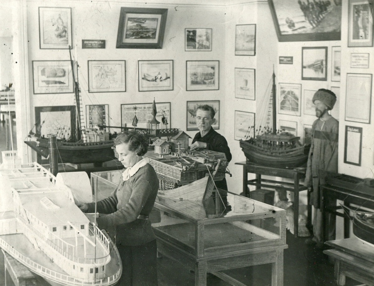 В залах Музея волгаря в Саратове, 1920-е годы. Фото из архива Музея речного флота ВГУВТ.