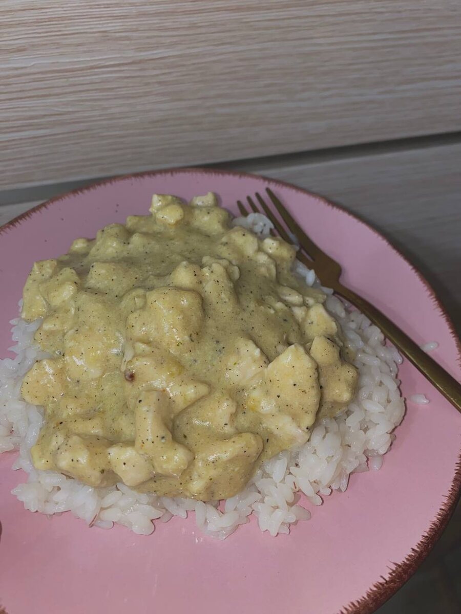 Если вы ищете простой и вкусный способ приготовить курицу, этот рецепт курочки в сливочном соусе на сметане станет настоящей находкой! Блюдо получается нежным, ароматным и отлично сочетается с гарнирами. Давайте начнем!
