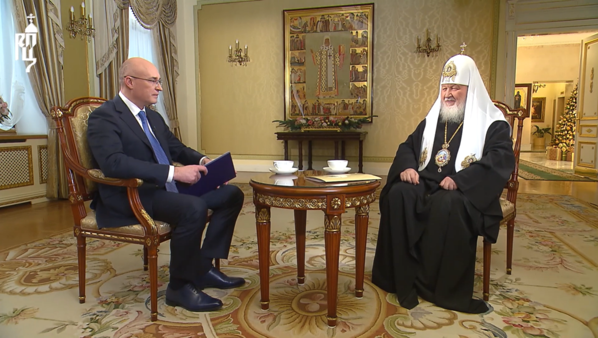 Андрей Кондрашов задаёт вопрос о мигрантах Патриарху Кириллу.