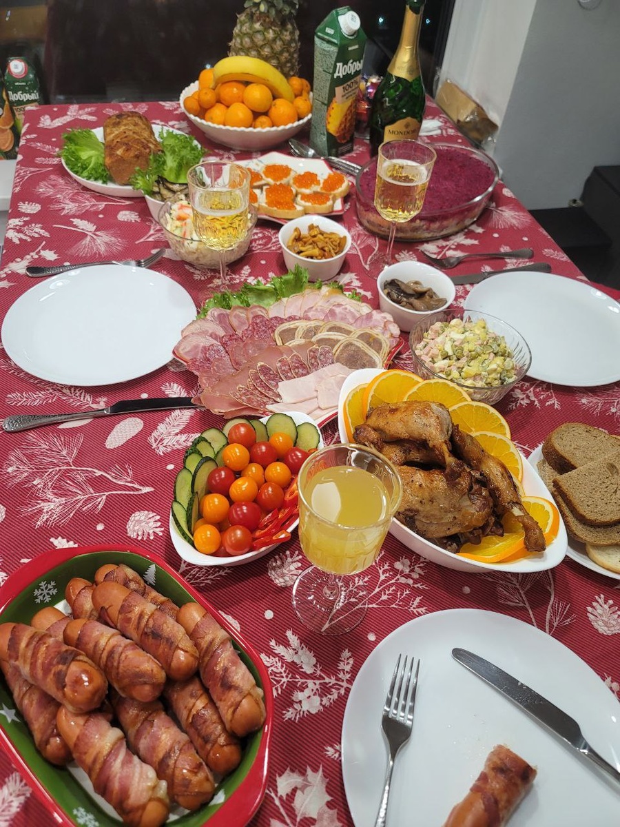 Не самый нарядный стол, но у меня и цели такой не было. Уютно, по-домашнему и хватит.