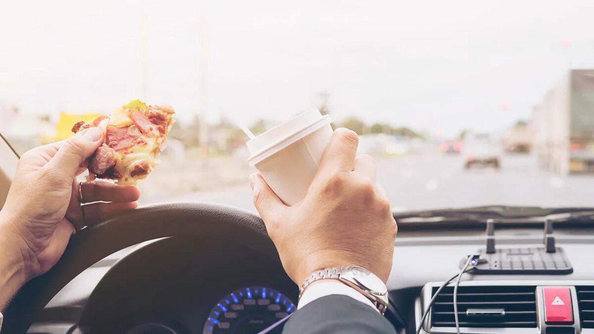    Еда за рулём.