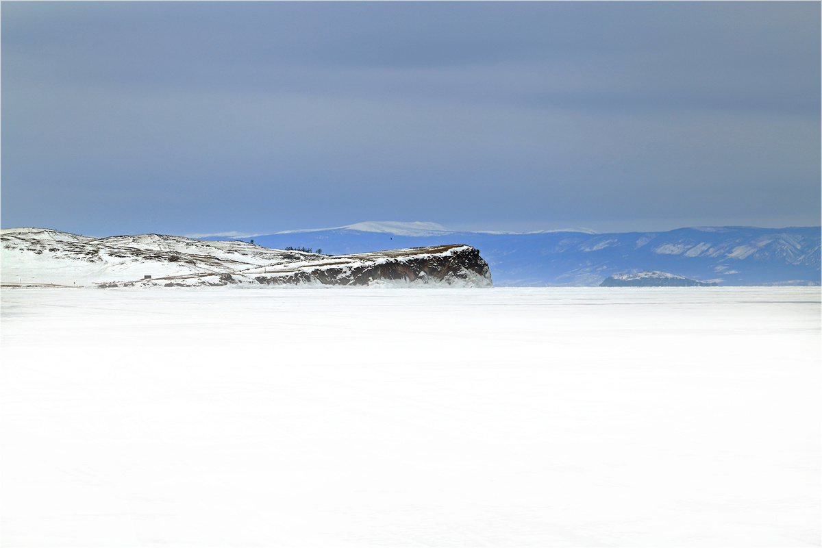 Мыс Хужирский и остров Замогой (вдали справа) на фоне Байкальский гор. 