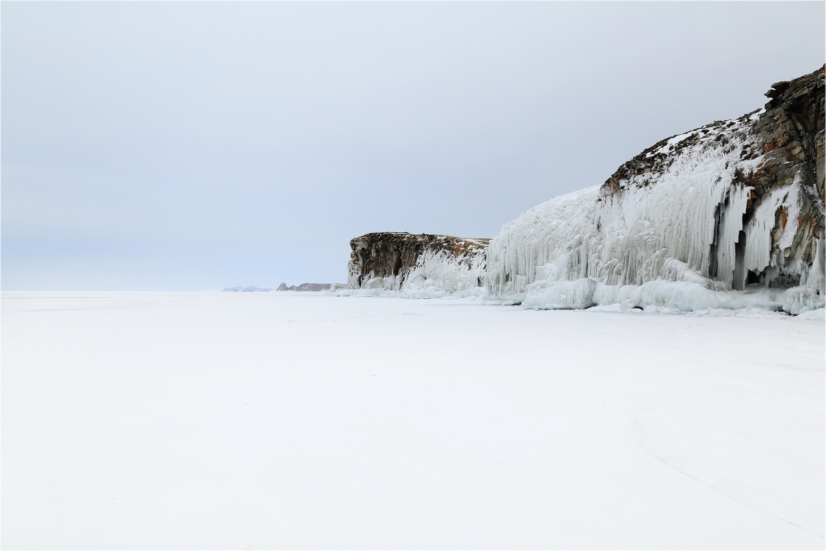 Обледеневший мыс Хужирский. 