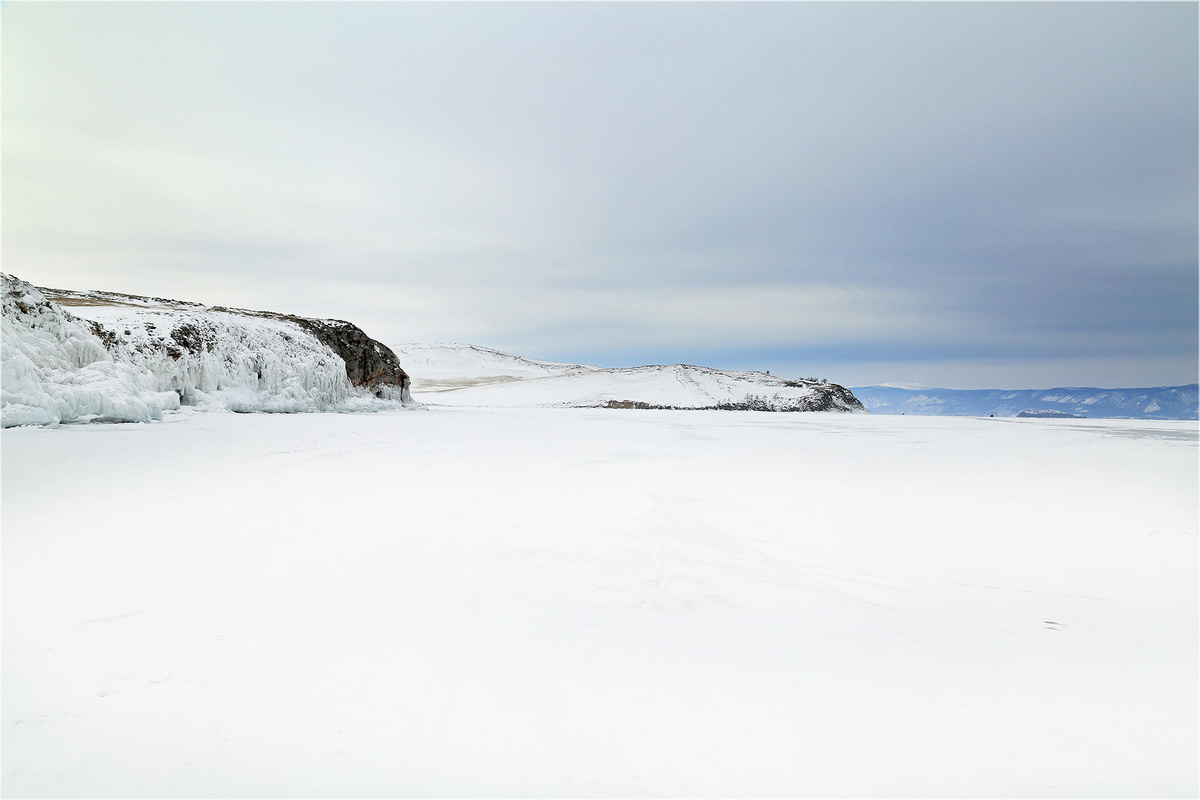 Заснеженные берега о. Ольхон. Лёд Байкала, покрытый снегом. 