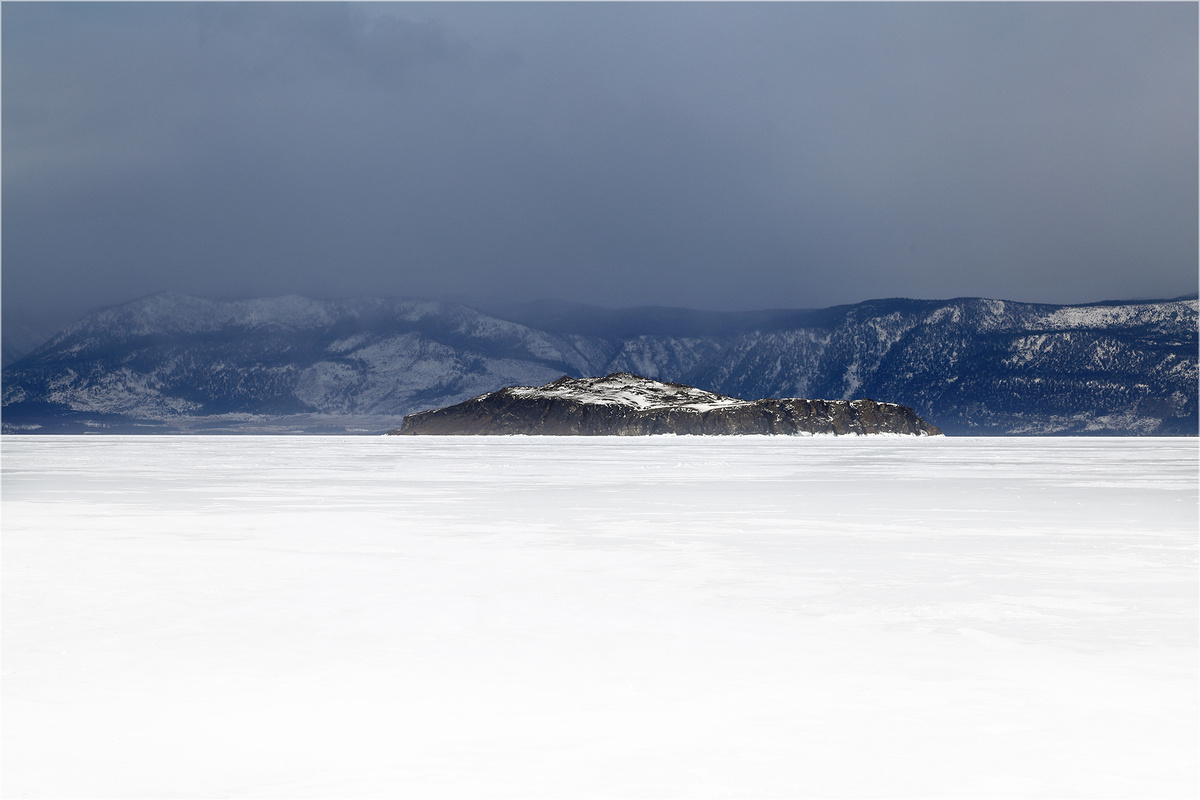 Остров "Замогой" в проливе "Малое море" озера "Байкал".