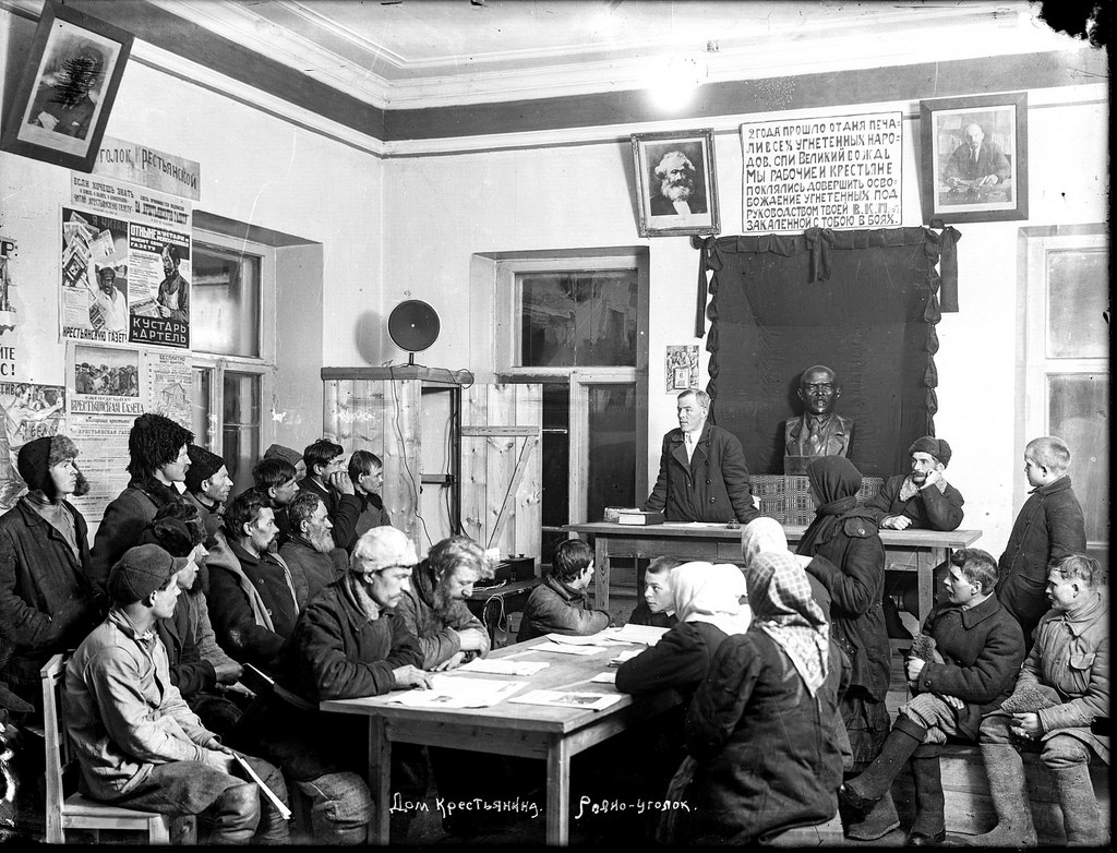 1926. Выступление агитатора в красном уголке гостиницы в Галиче перед крестьянами, приехавшими на ярмарки и базар. Фото из открытых источников.