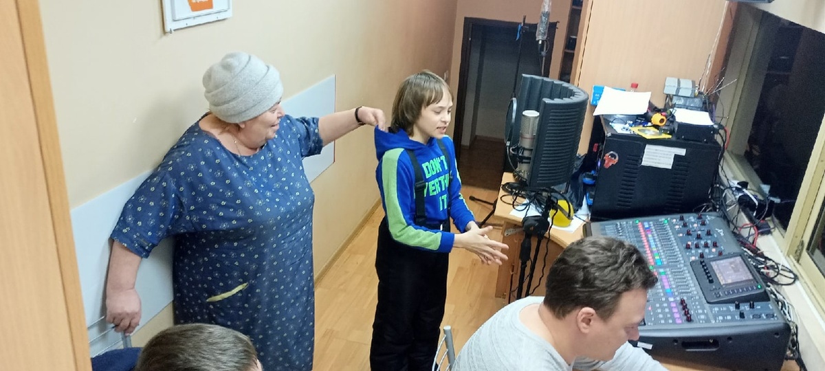 На озвучке. Даже здесь за своим экранным внуком ухаживает.