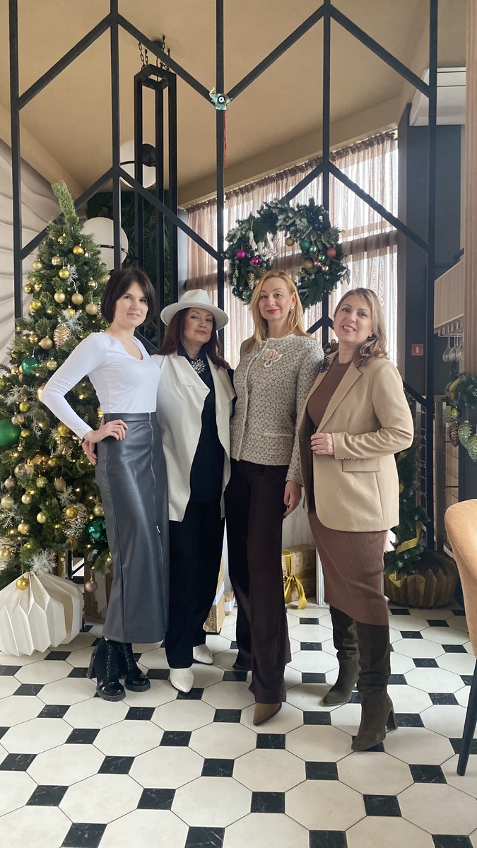 Компания на бизнес-завтраке, фото автора