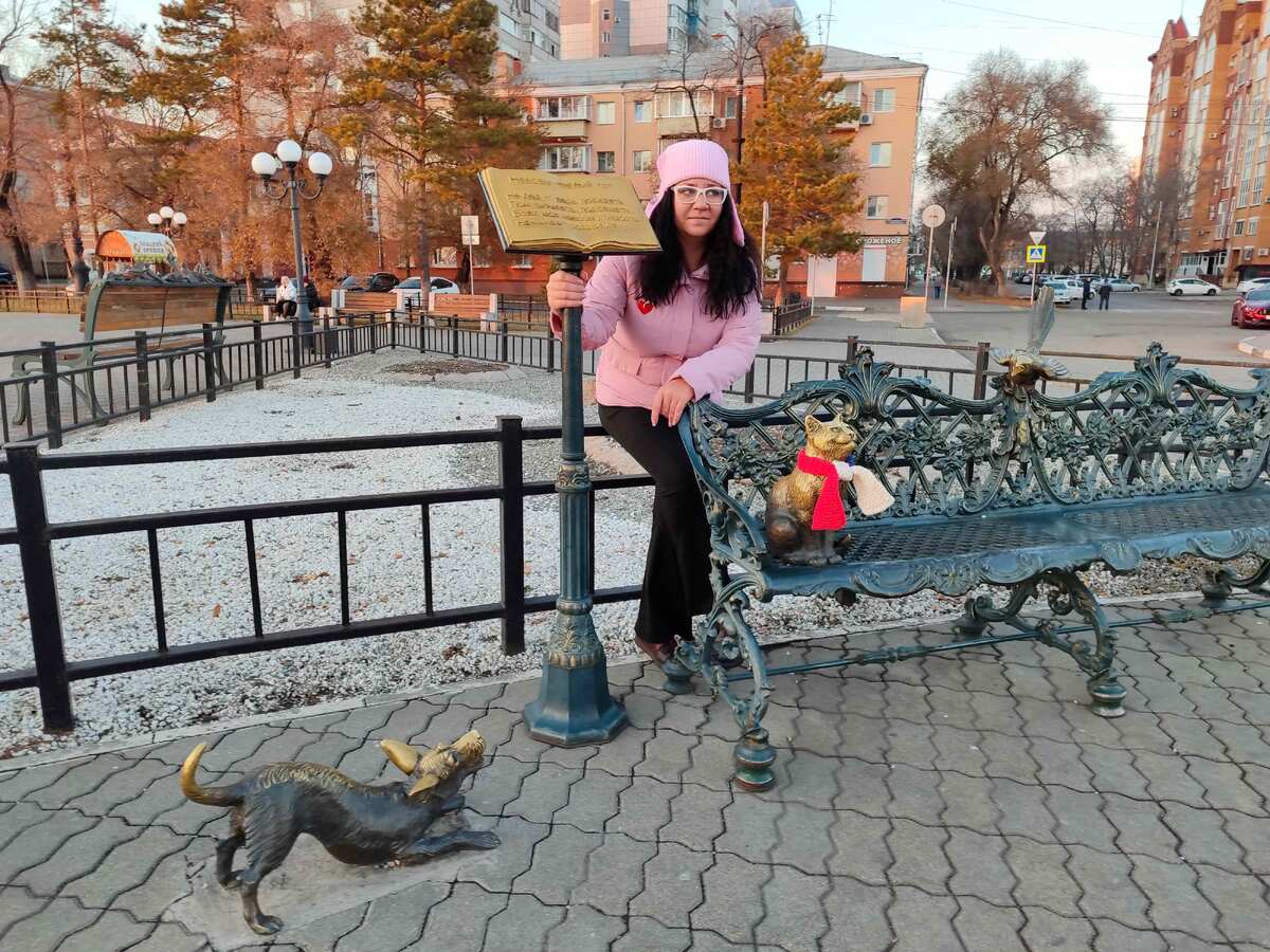 Скульптурная композиция «Невозмутимый кот» – одна из любимых у туристов и благовещенцев