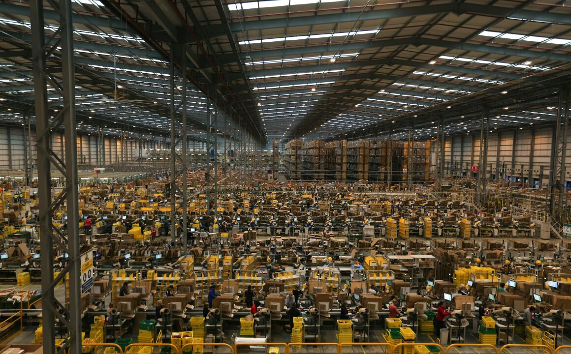 Amazon, складские помещения, фото изнутри. Фотограф: Крис Рэтклифф/Bloomberg