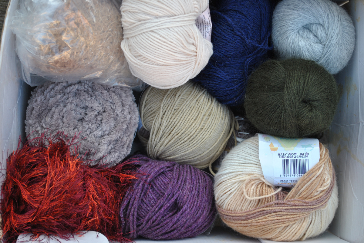 Шерть, полушерсть, фантазийная пряжа. Фото автора.