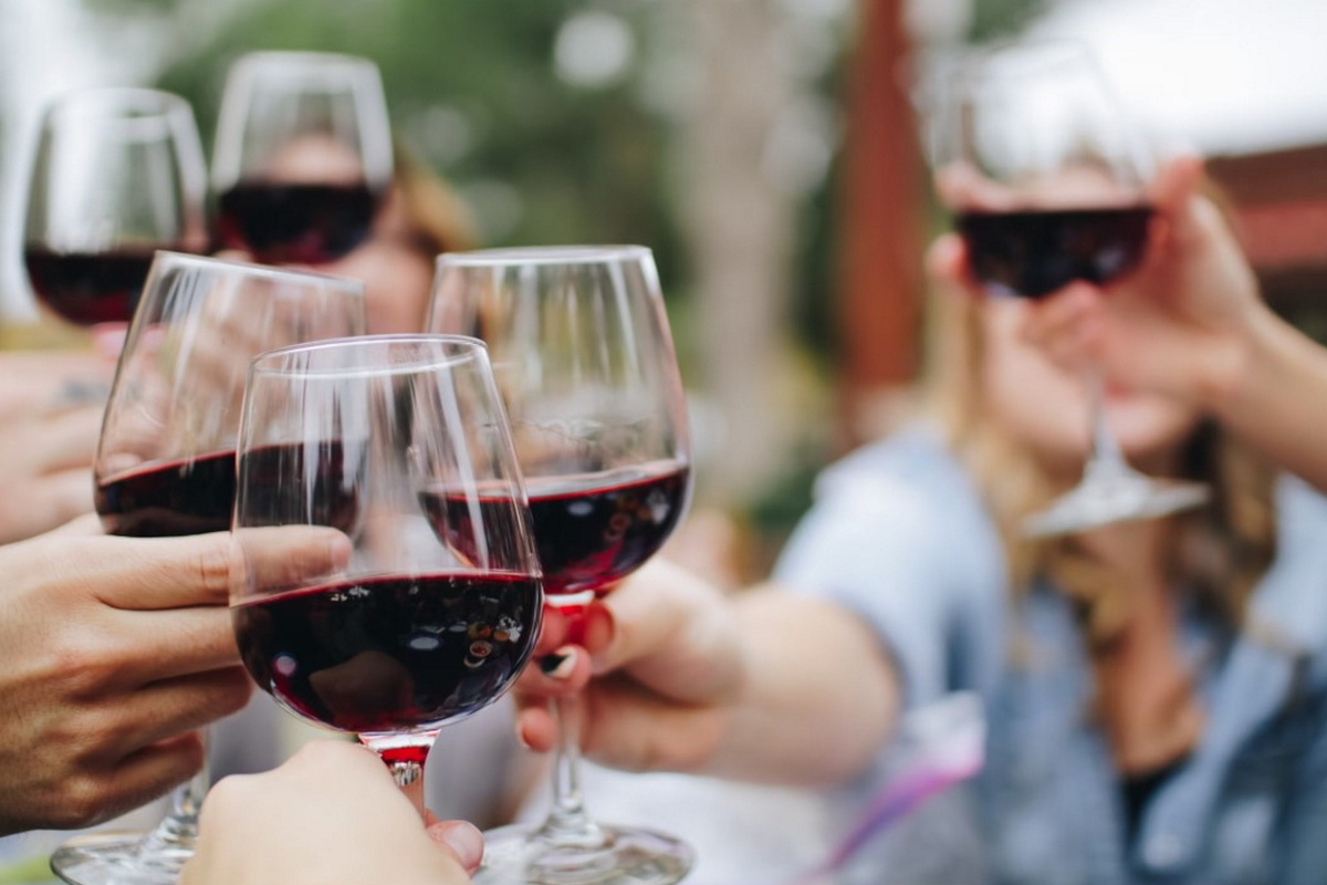     Красное вино: как спасти скатерть от коварных пятен