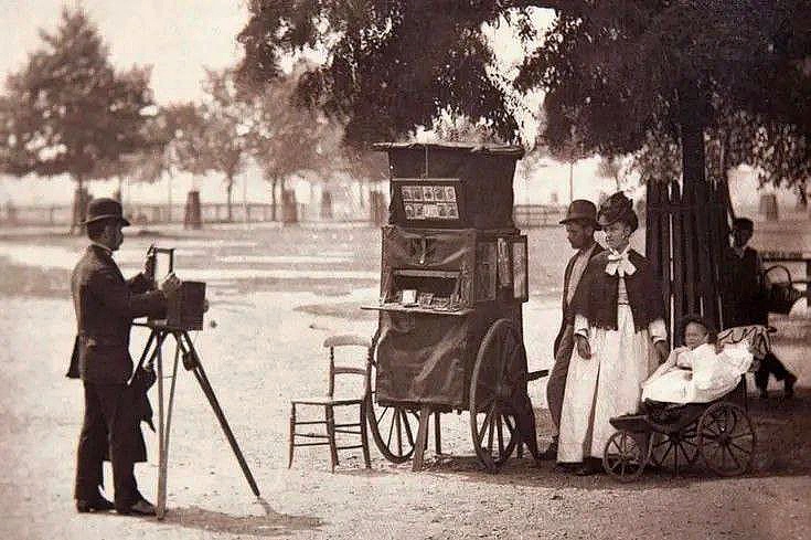 Джон Томсон, «Уличный фотограф за работой на Клэпхэм-Коммон», Архив Халтона, Лондон