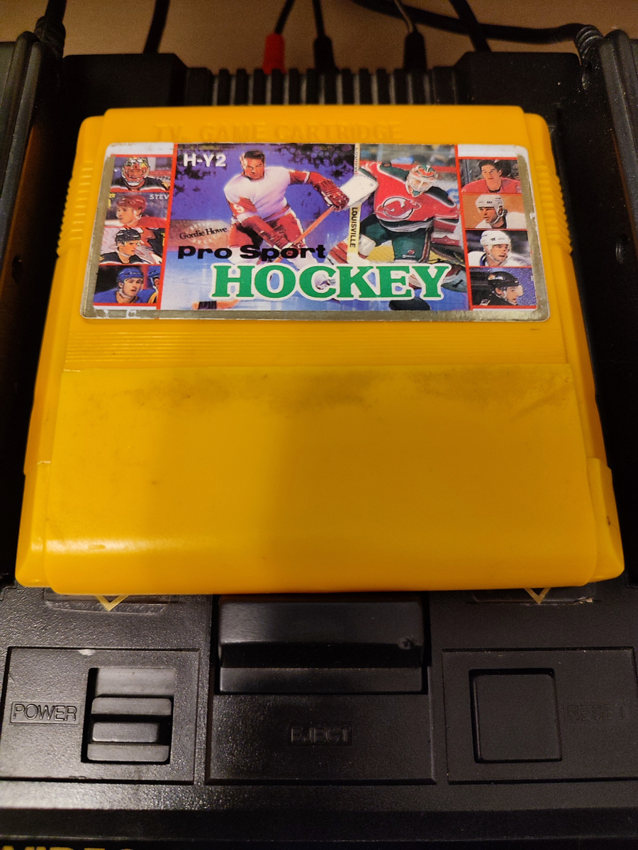 Фото сделаны мной. На фото игра "Pro Sport Hockey". Оригинал игры "Pro Sport Hockey" был разработан Tose и издан Jaleco в 1993г. для NES, SNES. Фото демонстрирует начальную заставку игры, а так же общий визуальный фон игры. Подробнее об этом рассказано в статье. Все материалы принадлежат правообладателям и размещены исключительно в информационных целях.