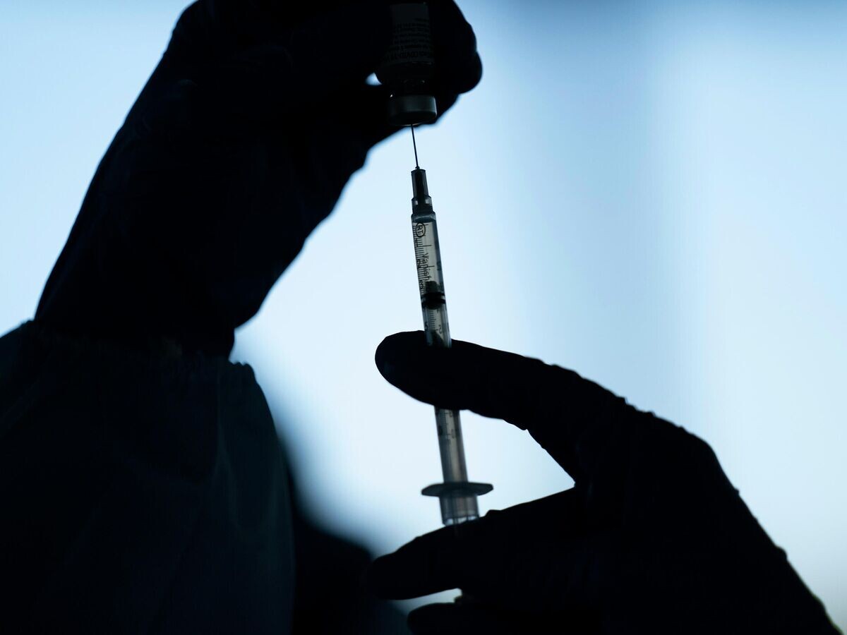    Медицинский сотрудник готовит вакцину Pfizer-BioNTech COVID-19 на ранчо Тюдор в Мекке, Калифорния© AP Photo / Jae C. Hong