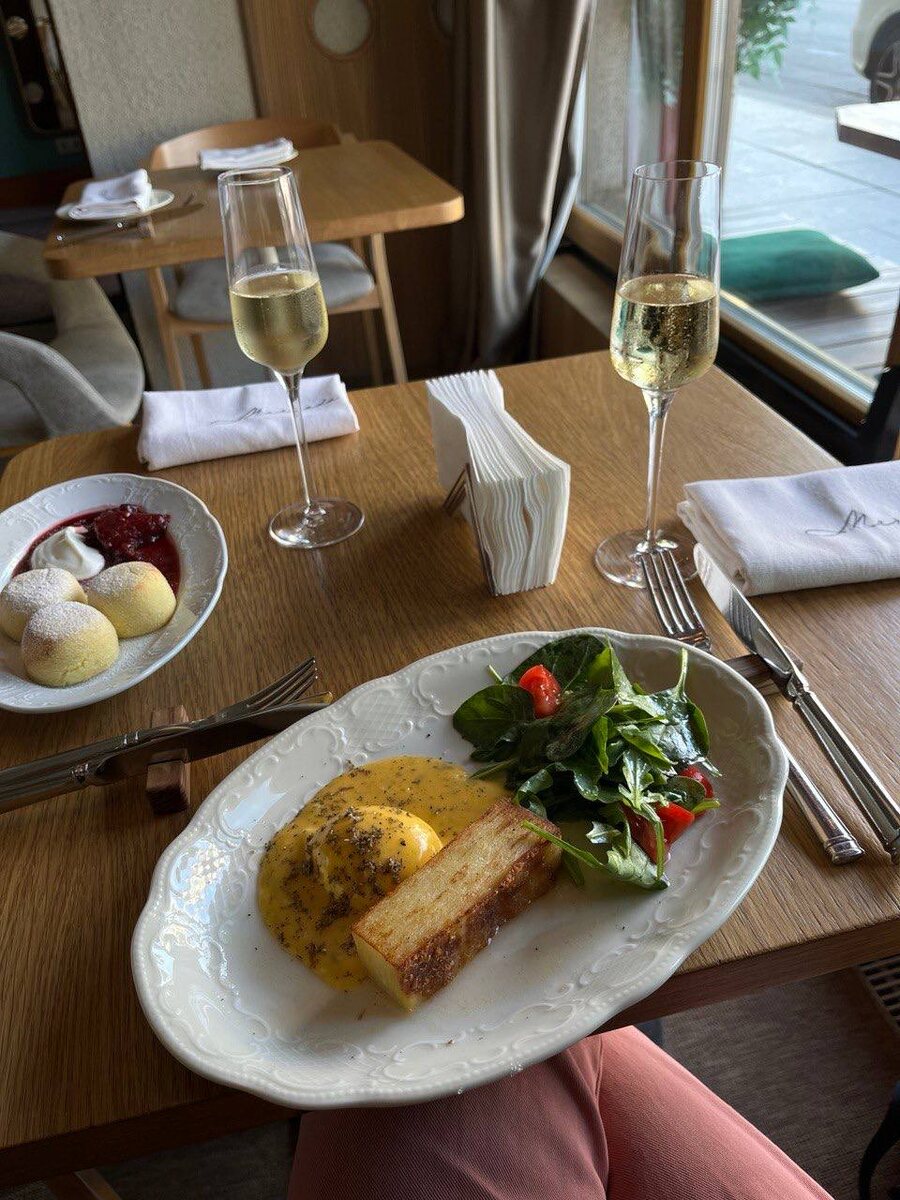 Mercado, на фотографии восхитительный бенедикт с гратеном и интерьеры заведения