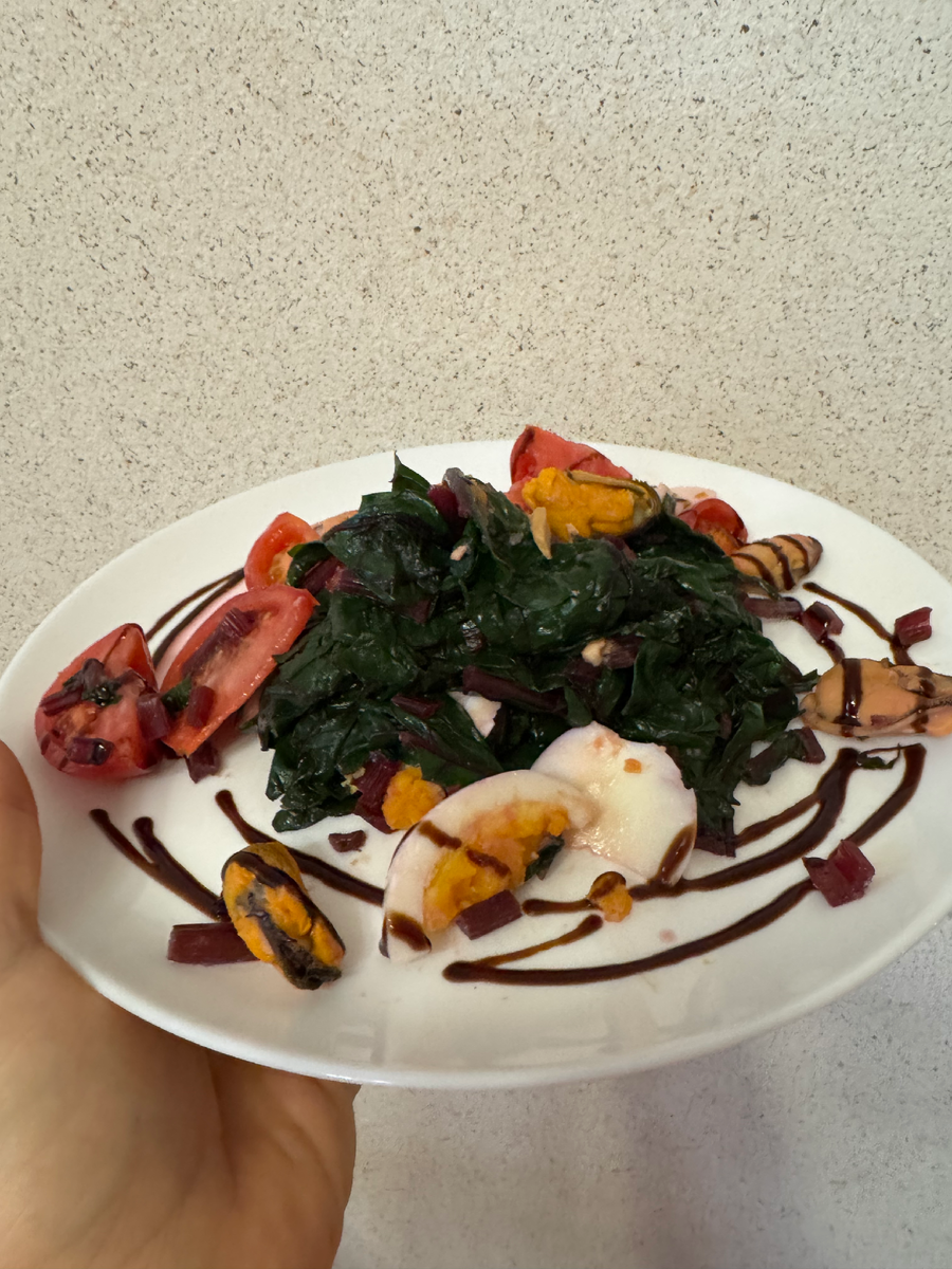 Еду не обязательно секторами раскладывать. Можно спланировать пропорции в секционной тарелке, а на ту, из которой есть, разложить красиво. Это очень здоровая пищевая привычка.